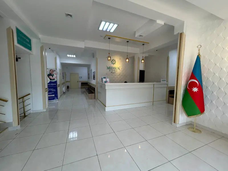 Qəbul sahəsində bayraqlar